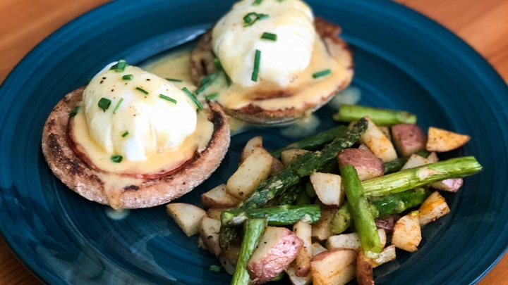 Vasa Post - Eggs Benedict with Baked Asparagus & Potatoes