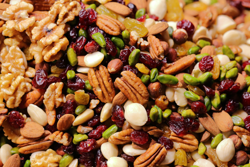 7 Healthy Travel Snacks, Nuts and berries 