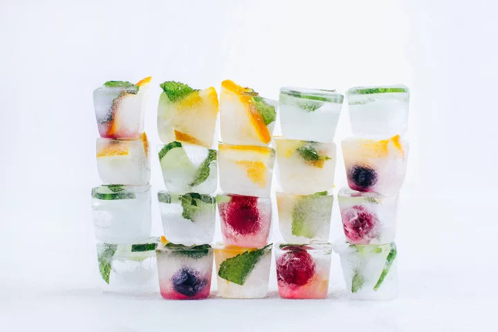 Vasa Post - How to Freeze Summer Herb and Fruit Into Ice Cubes